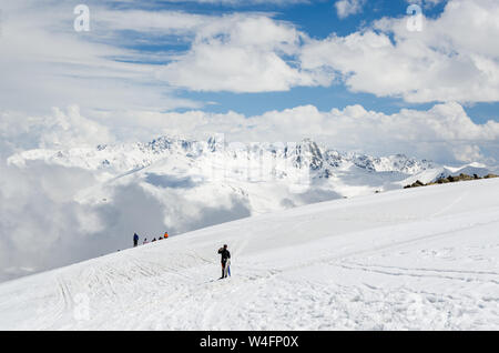 Turisti in Gondola Gulmarg Fase 2 / Apharwat picco, Gulmarg, Jammu e Kashmir India Foto Stock