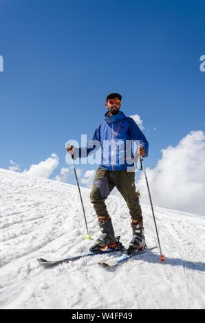 Ritratto di sciatore in snowscape a Gulmarg Gondola Fase 2 / Apharwat picco, Gulmarg, Jammu e Kashmir India Foto Stock