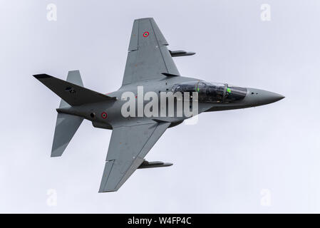 Alenia Aermacchi M-346 dell'Aeronautica militare Italiana Master jet trainer in volo al Royal International Air Tattoo Airshow, RAF Fairford, Regno Unito. Foto Stock