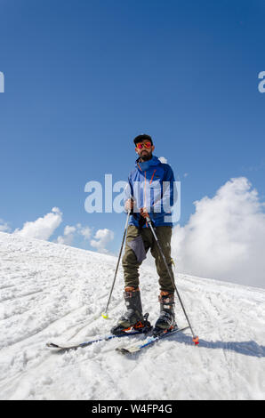 Ritratto di sciatore in snowscape a Gulmarg Gondola Fase 2 / Apharwat picco, Gulmarg, Jammu e Kashmir India Foto Stock