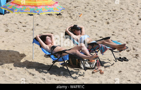 Bournemouth, Regno Unito. 23 Luglio, 2019. La folla gregge di crogiolarsi al sole sulla spiaggia di Bournemouth con temperature topping 30 gradi questa settimana . Bournemouth Dorset, Regno Unito. Credito: Richard Crease/Alamy Live News Foto Stock