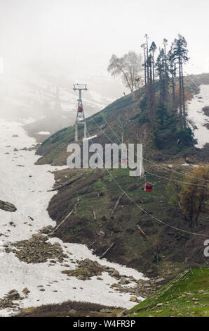 Vista della Gondola Gulmarg Fase 2 Dal Kongdori, Gulmarg, Jammu e Kashmir India Foto Stock