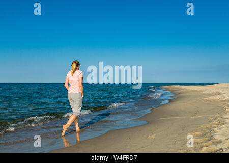 Donna veglia sulla spiaggia Foto Stock