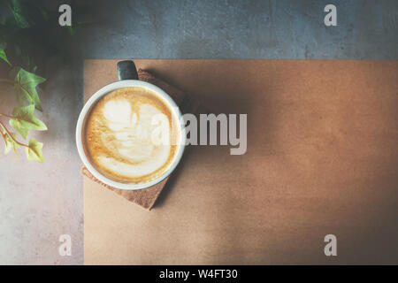 Tazza di caffelatte sul tavolo. vista dall'alto uno spazio di copia Foto Stock