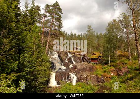 Molto vecchi mulini con tetti erbosi in Norvegia Foto Stock