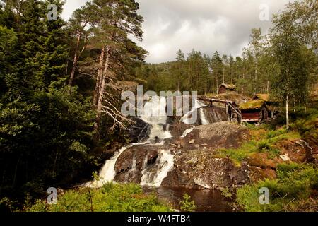 Molto vecchi mulini con tetti erbosi in Norvegia Foto Stock