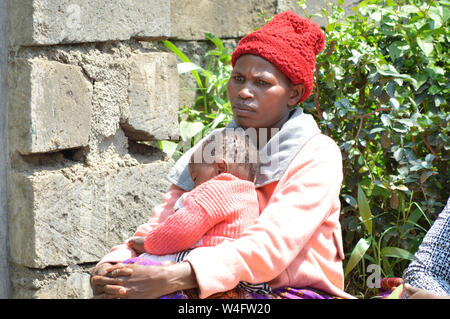 Nakuru, Rift Valley, in Kenya. 22 Luglio, 2019. Una donna con il suo bambino visto in pensieri dopo l Udienza della causa principale di richiedere il risarcimento dei danni è stata sospesa in attesa della conferma dello status di sfollati consiglio direttivo.Il governo è stato accusato per compensare in modo irregolare fake IDP e lasciando quelle innocenti con nulla. Oltre cento mila persone colpite dal Kenya la violenza post elettorale sono stati a languire nella miseria per anni in attesa che il risarcimento dal governo. Kenya 2007-2008 post violenza sondaggio condotto alla morte, spostamenti forzati e la distruzione della povertà. (Credito mi Foto Stock