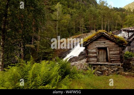 Molto vecchi mulini con tetti erbosi in Norvegia Foto Stock