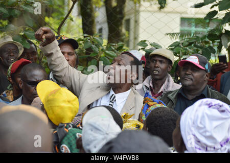 Nakuru, Rift Valley, in Kenya. 22 Luglio, 2019. Un uomo chants slogan mentre facendo un gesto dopo l Udienza della causa principale di richiedere il risarcimento dei danni è stata sospesa in attesa della conferma dello status di sfollati consiglio direttivo.Il governo è stato accusato per compensare in modo irregolare fake IDP e lasciando quelle innocenti con nulla. Oltre cento mila persone colpite dal Kenya la violenza post elettorale sono stati a languire nella miseria per anni in attesa che il risarcimento dal governo. Kenya 2007-2008 post violenza sondaggio condotto alla morte, spostamenti forzati e la distruzione della povertà. (Cred Foto Stock