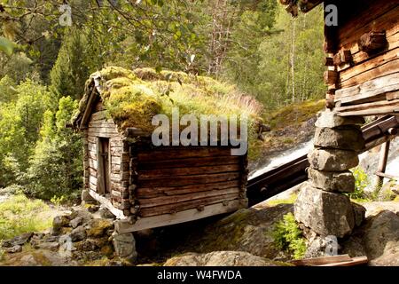 Molto vecchi mulini con tetti erbosi in Norvegia Foto Stock