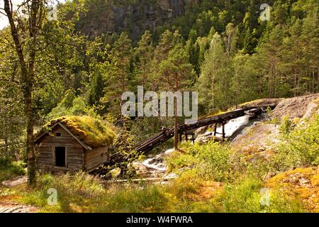 Molto vecchi mulini con tetti erbosi in Norvegia Foto Stock