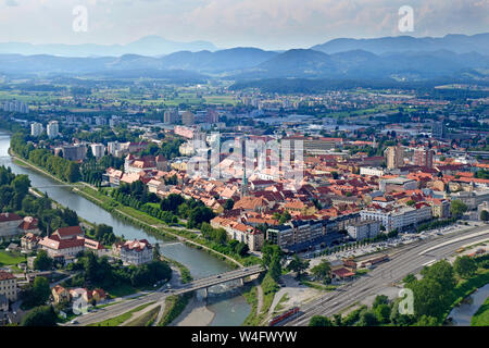 La parte antica della città di Celje in tra la maschera della Savinja e Voglajna fiumi, visto dal vecchio castello di Celje. Celje, Slovenia. Foto Stock