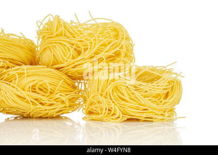 Il gruppo di quattro tutta la pasta grezza angel hair closeup isolati su sfondo bianco Foto Stock