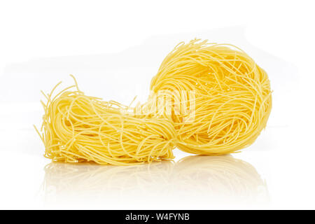 Gruppo di due tutta la pasta grezza angel hair isolati su sfondo bianco Foto Stock