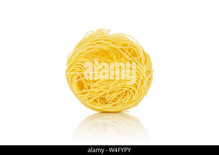 Un intero round di pasta grezza angel hair isolati su sfondo bianco Foto Stock