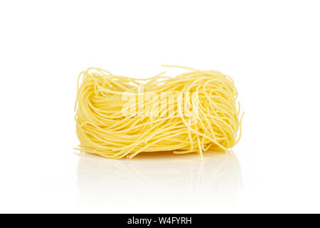 Un intero crudo pasta grezza angel hair isolati su sfondo bianco Foto Stock