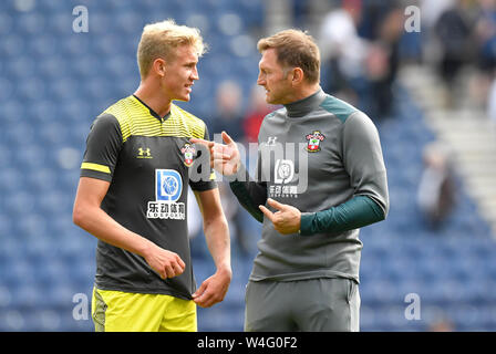 Southampton Christoph Klarer (sinistra) parla con Southampton manager Ralph Hasenhuttl Foto Stock