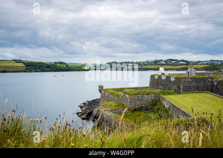 Faro sul fiume Bandon estuario sull Charlesfort in Summercove, Kinsale, County Cork, Irlanda Foto Stock