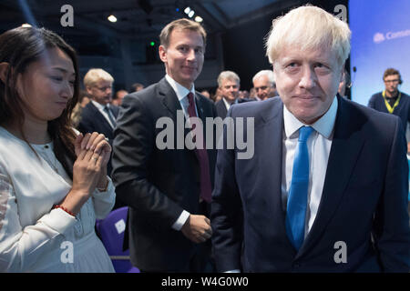 (Da sinistra a destra) Lucia Hunt, Jeremy Hunt e Boris Johnson presso la Queen Elizabeth II Centre di Londra come era stato annunciato il Sig. Johnson è il nuovo partito conservatore leader, e diventerà il prossimo Primo ministro. Foto Stock