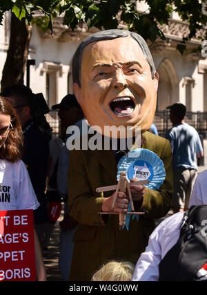 Westminster, Londra, Regno Unito. 23 luglio 2019 protesta al di fuori della Queen Elizabeth Conference centre contro Boris Johnson diventando il primo ministro e il "Puppet" di Nigel Farage. Credito: Matteo Chattle/Alamy Live News Foto Stock