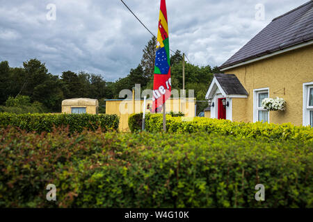 Roulotte parcheggiate in un giardino visto oltre una siepe, County Cork, Irlanda Foto Stock