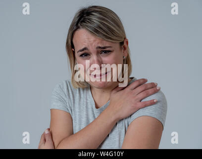 Ritratto di giovane triste premuto donna che piange, cercando di miserabili e disperata. Sensazione di dolore, il dolore e la paura. Nelle persone salute mentale, cuore spezzato, Foto Stock