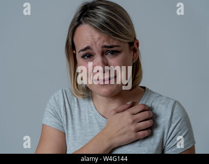 Ritratto di giovane triste premuto donna che piange, cercando di miserabili e disperata. Sensazione di dolore, il dolore e la paura. Nelle persone salute mentale, cuore spezzato, Foto Stock