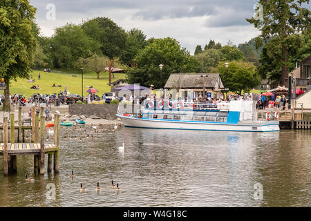 Bowness on Windermere, Lago di Windermere, Cumbria, Lake District, England, Regno Unito - Miss Cumbria II lancio moderno Foto Stock