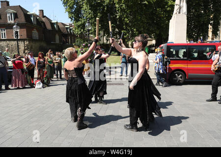 Morris ballerini raccogliere al di fuori del parlamento di Westminster, Londra, per protestare contro i primi di maggio bank holiday essendo spostata indietro di quattro giorni il prossimo anno in concomitanza con il settantacinquesimo anniversario del giorno VE. Foto Stock