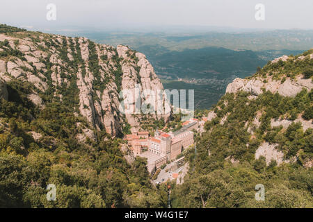 Vista del Monastero di Montserrat da sulla cima di una montagna. Foto Stock