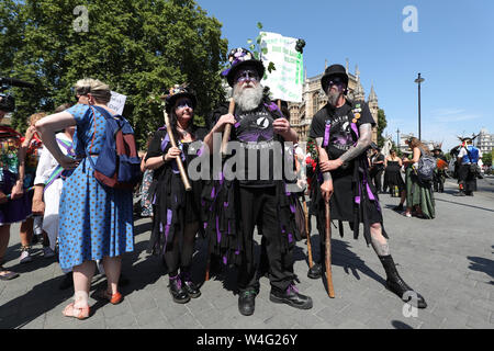 Morris ballerini raccogliere al di fuori del parlamento di Westminster, Londra, per protestare contro i primi di maggio bank holiday essendo spostata indietro di quattro giorni il prossimo anno in concomitanza con il settantacinquesimo anniversario del giorno VE. Foto Stock