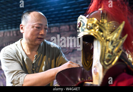 (190723) -- CHANGCHUN, luglio 23, 2019 (Xinhua) -- Yang Guangquan assembla una corazza nel suo studio di Changchun, capitale del nord-est della Cina di provincia di Jilin, luglio 22, 2019. Yang Guangquan, un 50-anno-vecchio artigiano ossessionato con artigianato, imparato la forgiatura del ferro quando era giovane. Egli ha deciso di rendere metal artigianato in 2013, con applicazione del vecchio fabbro tecniche per fare nuove creazioni. Dopo diversi anni di esecuzione del suo studio, Yang ha guadagnato il cliente affetto per le sue opere. Egli ha anche istituito una cooperativa piattaforma per sviluppare il mercato dei prodotti artigianali e quasi 100 artigiani coinvolti in pa Foto Stock