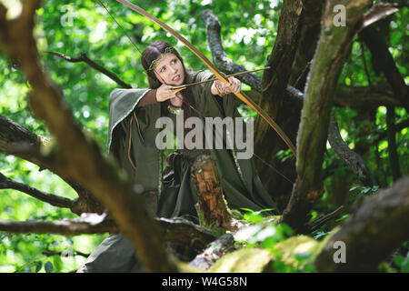 Elf archer con un inchino nella foresta Foto Stock