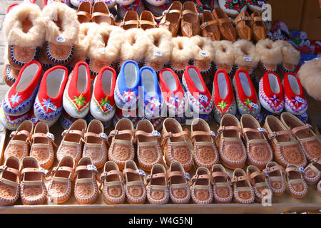 Tradizionale polacco in pelle scarpe da montagna per bambini chiamato 'kierpce' Foto Stock