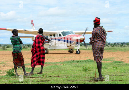 In Uganda, Karamoja, Kotido, MAF Mission Aviation Fellowship, aeroplano a bush pista di atterraggio per aerei, stupito Karamojong tribù, servizio di volo per i missionari, ONG e beni di emergenza Foto Stock