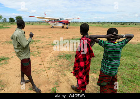 In Uganda, Karamoja, Kotido, MAF Mission Aviation Fellowship, aeroplano a bush pista di atterraggio per aerei, stupito Karamojong tribù, servizio di volo per i missionari, ONG e beni di emergenza Foto Stock