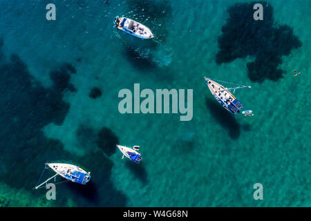 Vista aerea di imbarcazioni a vela di fronte Aliki beach a Thassos Island, Grecia. Spiaggia stupefacente con un turchese e mare trasparente. Foto Stock