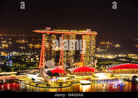 Il Marina Bay Sands lightship - Rosso Foto Stock
