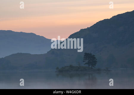 Alba di luce su di rottura Ullswater nel distretto del Lago Foto Stock