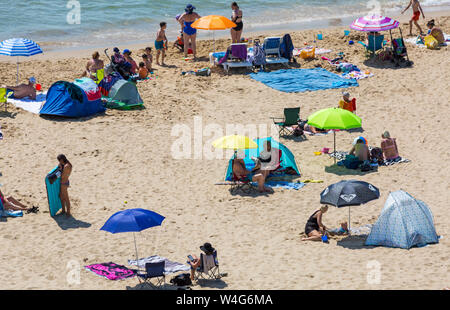 Bournemouth Dorset UK. Il 23 luglio 2019. Regno Unito: meteo migliaia affollano le spiagge a Bournemouth durante l'ondata di caldo su una cocente sole e caldo giorno. Credito: Carolyn Jenkins/Alamy Live News Foto Stock