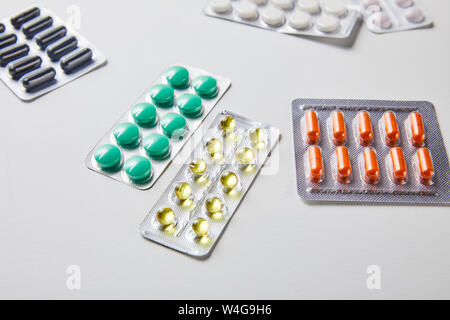 Sparse in blister con differenti pillole isolato in bianco Foto Stock