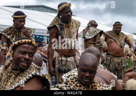 Guerrieri Zulu. Visita del re la buona volontà della Nazione Zulu al Royal Welsh Show (RWA) a Builth Wells. Llanelwedd, POWYS, GALLES. Foto Stock