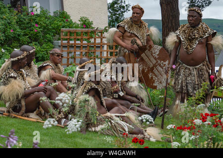 Zulu warriors prendendo un riposo durante la loro visita al Royal Welsh showground. Visita del re la buona volontà della Nazione Zulu al Royal Welsh Show (RWA) a Builth Wells. Llanelwedd, POWYS, GALLES. Foto Stock