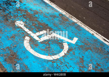 Parcheggio Handicap segno dipinto sulla strada a spazio di parcheggio per disabili o le persone disabili nel parcheggio Foto Stock