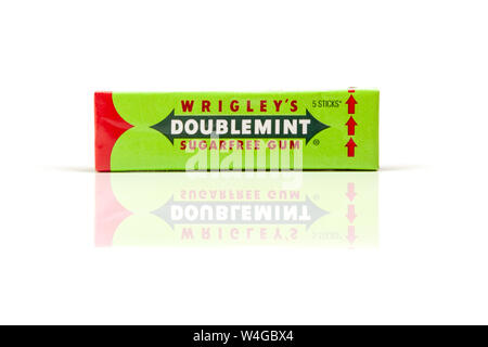 Chisinau in Moldova - Luglio 21, 2019: Doublemint chewing gum realizzati da Wrigley isolato su bianco Foto Stock