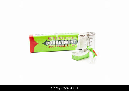 Chisinau in Moldova - Luglio 21, 2019: Doublemint chewing gum realizzati da Wrigley. Aprire la confezione. Isolato su bianco bacground Foto Stock