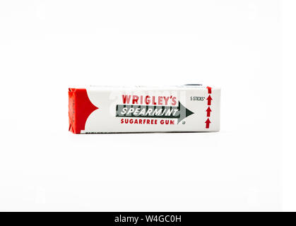 Chisinau in Moldova - Luglio 21, 2019: menta verde chewing gum realizzati da Wrigley isolato su bianco bacground Foto Stock