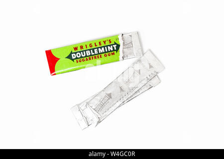 Chisinau in Moldova - Luglio 21, 2019: Doublemint chewing gum realizzati da Wrigley isolato su bianco Foto Stock