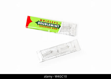 Chisinau in Moldova - Luglio 21, 2019: Doublemint chewing gum realizzati da Wrigley isolato su bianco Foto Stock