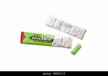 Chisinau in Moldova - Luglio 21, 2019: Doublemint chewing gum realizzati da Wrigley isolato su bianco Foto Stock